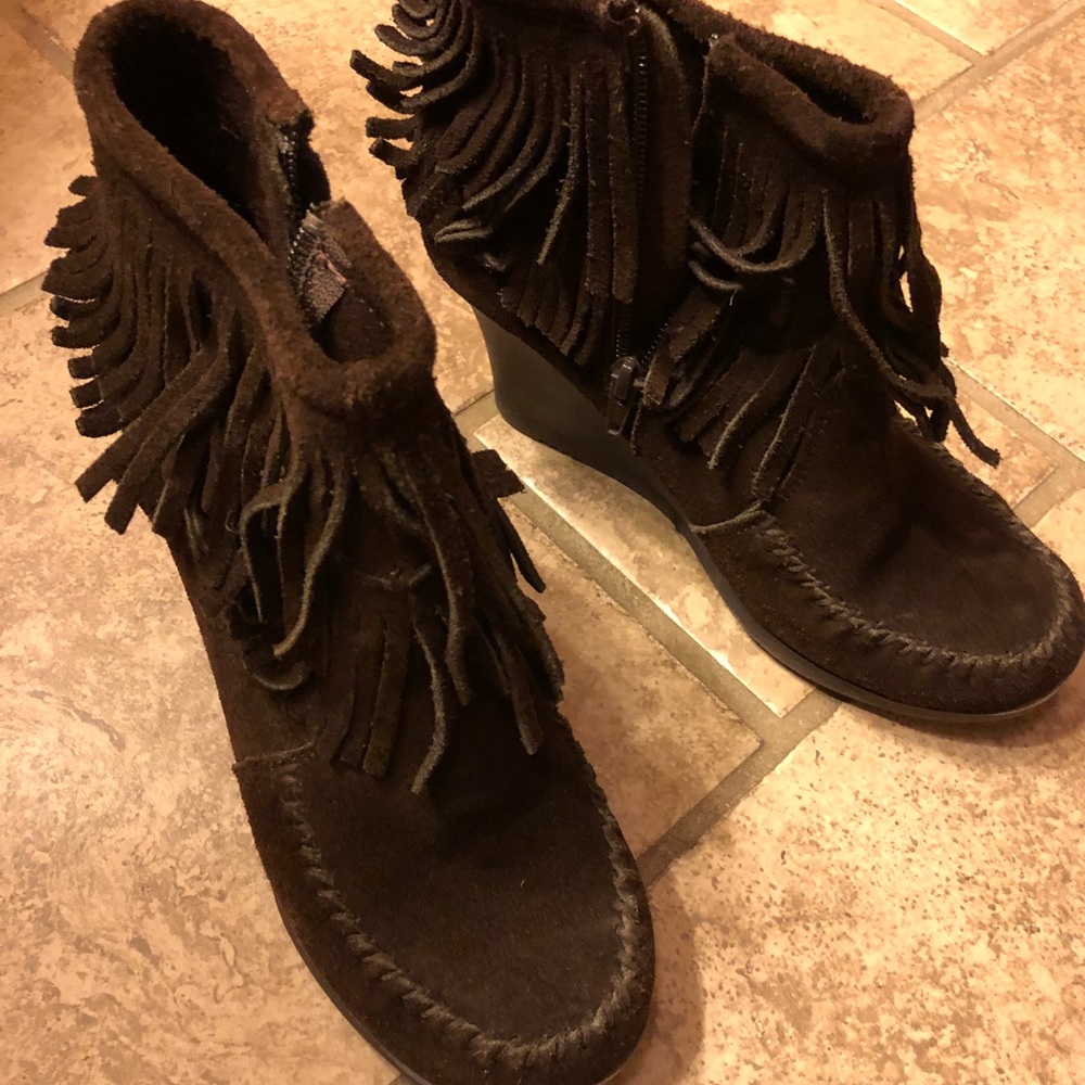 Minnetonka brown ankle fringed wedges